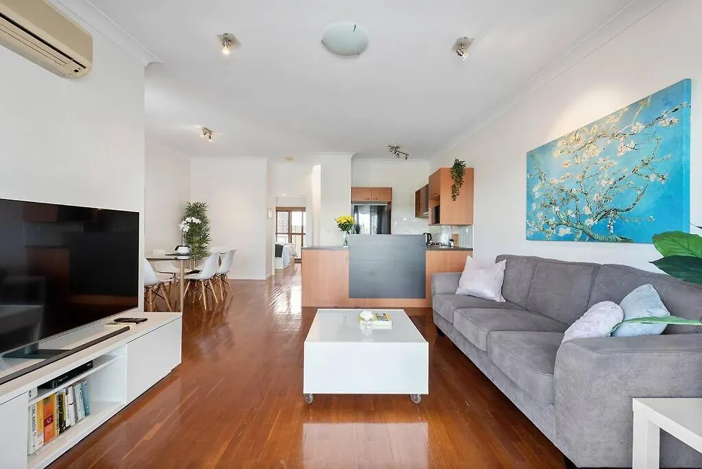 Hidden In New Farm ~ 1 Bed/1 Bath /1 Car/Views! Daire Brisbane
