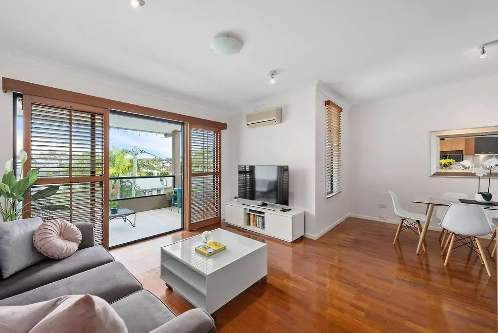 Hidden In New Farm ~ 1 Bed/1 Bath /1 Car/Views! Daire Brisbane