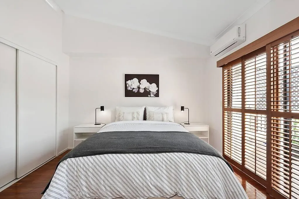 Hidden In New Farm ~ 1 Bed/1 Bath /1 Car/Views! Daire Brisbane 0*,