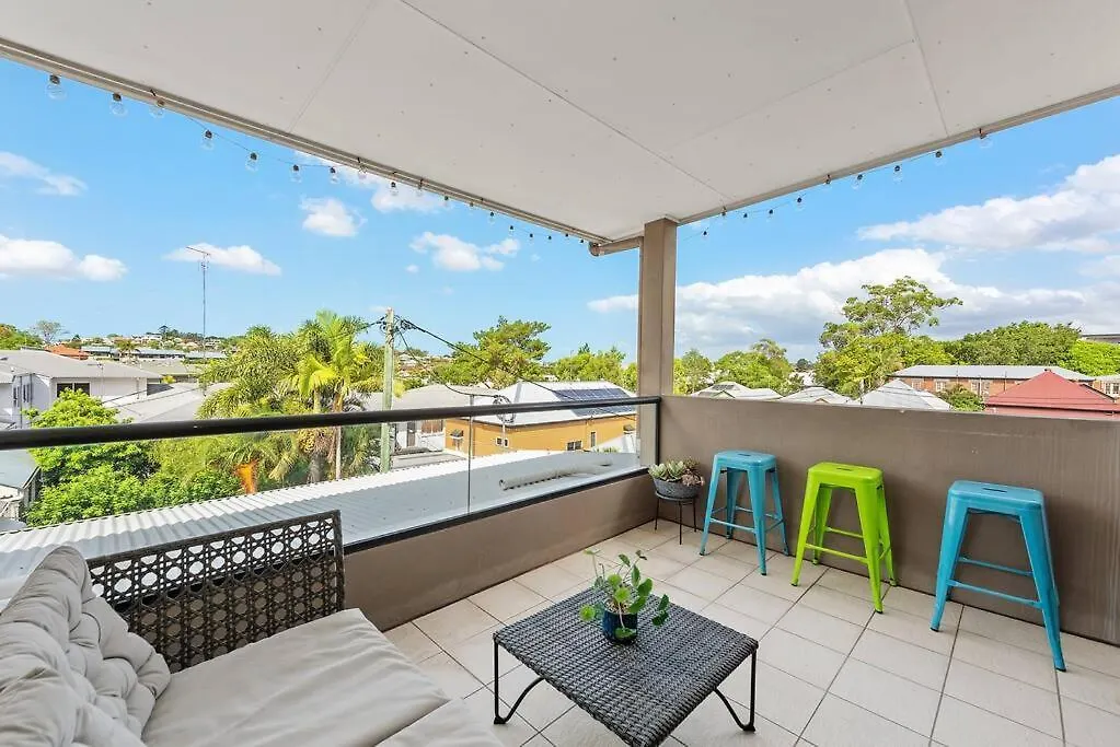 Hidden In New Farm ~ 1 Bed/1 Bath /1 Car/Views! Daire Brisbane